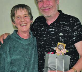 Gratulation voller Dankbarkeit: Eva Lüscher dankte Daniel Hintermann für seinen Einsatz in den letzten 20 Jahren. (Bild: st.)