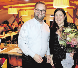 Führungswechsel beim Handwerker- und Gewerbeverein Schöftland und Umgebung: Der abtretende Präsident Ueli Watzel übergibt seiner Nachfolgerin Kornelia Tanner das Zepter mit einem Blumenstrauss. (Bild: Remo Conoci)