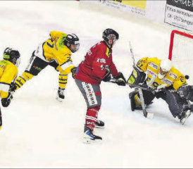Der Siegtreffer zum 1:0. Joel Augstburger trifft gegen drei Rheintaler. (Bild: Otto Lüscher)