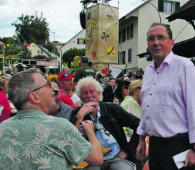 Glückliche Gesichter bei Organisatoren und im Publikum: Niemand musste hungrig oder durstig bleiben. Und das traditionsreiche Schweizer-Kartenspiel zeigte sich im Duell besonders spannend. (Bilder: hh)