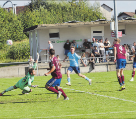 Gontenschwils rechter Flügel Julien Perrinjaquet (im blauen Shirt) erzielt das 1:0.
(Bild: Roland Jaus)