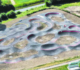 Nach etwas mehr als vier Monaten Bauzeit wurde der «Pumptrack5040» in Schöftland am Mittwoch fertiggestellt. (Bild: pumptrack5040.ch)