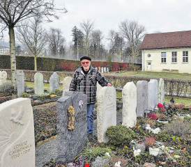 Der Wandel im Bestattungswesen geht nicht spurlos an den Friedhöfen vorbei: Maurice Perrinjaquet, langjähriger Friedhofgärtner und Totengräber von Menziken-Burg, spricht von einer landesweiten, ja europaweiten Veränderung. (Bilder: msu.)