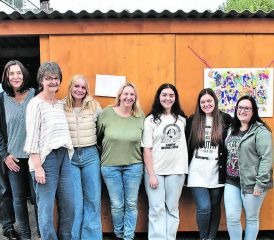 Freude über den neuen Kinderwagen und Velounterstand: Martin Diriwächter, Präsident des Vereins Kindertagesstätte Pink Panther (links) und Andreas Huber vom Kiwanis Club Homberg (rechts) mit dem Pink-Panther-Team. (Bild: hg.)