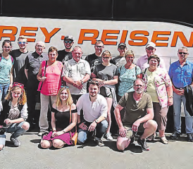 Eine gut gelaunte Reisegruppe: Mitglieder der Musikgesellschaft Schmiedrued und ihre Freunde fuhren nach Innsbruck. (Bild: zVg.)