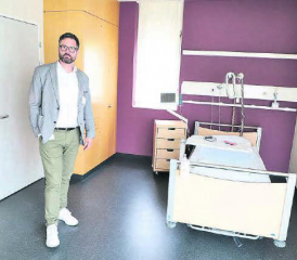 Der Umbau dauert bis Ende Jahr: Daniel Schibler, Direktor Asana Spital Menziken, in einem der neuen Privatzimmer mit gehobener Hotellerie. (Bild: rc.)