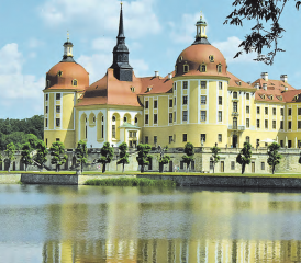 Das prächtige Schloss Moritzburg spiegelt sich im See: Hier wurden ein paar Szenen aus «Aschenbrödel und die drei Haselnüsse» gedreht, und seither ist es europaweit bekannt. (Bilder: st.)