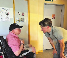 Fachmann Betreuung im Austausch mit Klienten. (Bild: zVg.)