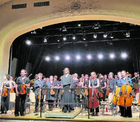 Das 60-köpfige «orchestra giovane» gastierte am vergangenen Freitagabend im Böjuer Löwen. Als Dirigentin begeisterte die in Oslo lebende Schweizerin Nina Haug. (Bild: Stephan Kiener)