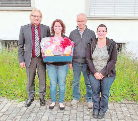 Verabschiedungen an der Gemeindeversammlung Schlossrued (v.l.): Martin Goldenberger, Fadrina Gertiser (Leiterin Finanzen), Kuno Matter (Schulleiter) und Yvette Gloor (Aktuarin der Feuerwehrkommission). (Bild: zVg.)