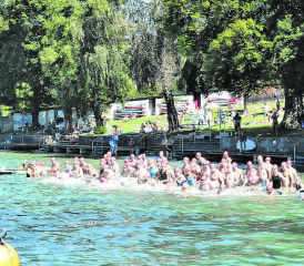 Startschuss für das erste Teilnehmerfeld im Strandbad Seerose in Meisterschwanden. (Bilder: hg.)