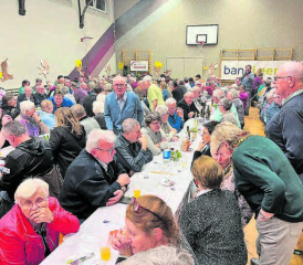Der Schöftler Seniorenchor lud zum legendären Raclette-Essen: Schöftlands alte Turnhalle war bis auf den letzten Platz gefüllt. (Bild: KF)