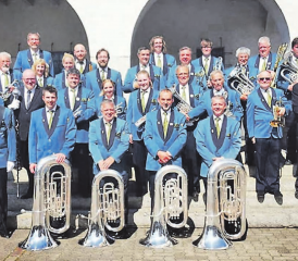 Mehrfache Freude für Böju: Die Musikgesellschaft Beinwil am See mit der strahlenden Julia Galli (hinten Mitte) und den beiden Veteranen Thomas Graf (2. v.re. 2. Reihe) und Thomas Haller (2. v.re. 1. Reihe. (Bild: zVg.)