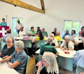 Lucia Lanz am Rednerpult. Vor 40 Zuhörenden erörterte sie die Präambel der Bundesverfassung. (Bilder: Dominique Rubin)