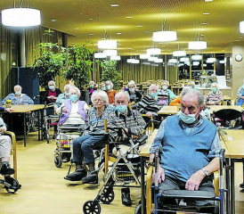 Kaminfeuergespräch in der Altersresidenz Falkenstein: «Troler Ruedi» faszinierte die Zuhörer mit seinen spannenden Geschichten. (Bilder: zVg.)