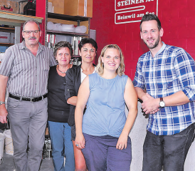 Das eingespielte Team der Malerei Steiner AG, Beinwil am See (v.l.): Markus und Esther Steiner, Therese Hunziker, Martina Moos-Steiner und der frischgebackene Malermeister Philipp Gloor. (Bild: zVg.)
