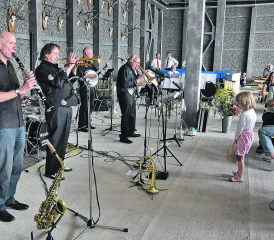 Erfüllten die Werkhalle mit Jazzklängen: Die Wynavalley Oldtime Jazzband mit Trompetensoli von Shilo Buck. (Bild: aw.)