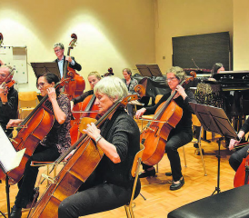 Sie spielen zu ihrem Vergnügen: Das Kammerorchester Schöftland kann stets auf ein dankbares Publikum zählen, die Konzerte sind jeweils voller Überraschungen. (Bilder: st.)
