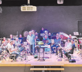 Noch nicht in Uniform, aber mit viel Vorfreude proben die Mitglieder der Musikgesellschaft für das Jahreskonzert «Very british» Ende des Monats. (Bild: zVg)