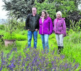 Gartenrundgang im Gontenschwiler Wannental: Mit dem Naturgarten Netzwerk Wynental und Projektleiterin Cornelia Pasinelli (Mitte) konnte das Gartenparadies von Jacqueline Züsli (rechts) entdeckt werden. Roger Eggenschwiler wusste Interessantes zu Fauna und Flora zu berichten. (Bild: hg.)