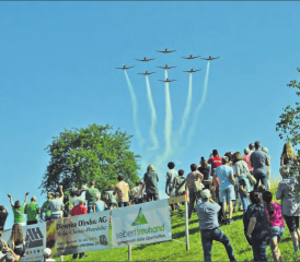 Die Kunstflugformation mit PC7 aus Emmen: Sie war bereits für Freitagnachmittag angesagt, konnte dann aber nicht starten. Umso mehr freuten sich die Zuschauer am Samstagabend. (Bilder: st.)