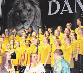 Sie ernteten Applaus: Der Adonia Teens-Chor beim Auftritt im Saalbau. (Bild: grh)