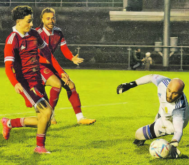 Diesmal gibt es kein Durchkommen: Gränichens Torhüter Daniele Persichini rettet vor den verzweifelt heranstürmenden Suhrern. (Bild: Roland Jaus)