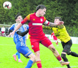 Schöftlands Jan Schneider (in Rot) gelang der frühe Führungstreffer gegen die starke SchöNi-Abwehr. (Bild: Otto Lüscher)