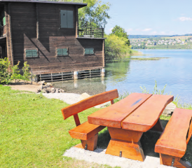 Ein wahres Bijou, das allein den Dorfbewohnern gehört: Das Holz, aus dem die massive Sitzbank vom Forstamt Rietenberg gefertigt wurde, stammt von der Eiche, die 2017 an gleicher Stelle umgestürzt ist. (Bild: Remo Conoci)