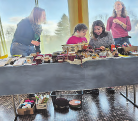 Mit grosser Freude engagierten sich Sara Martens, Tonia Benz, Elisa und Svea für den guten Zweck. (Bild: zVg.)