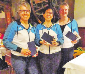 Geehrte Damen: Nicole Felder (Mitte) hat den Vereinswettkampf gewonnen, vor Christine Schönbächler (l.) und Patricia Hauri. (Bild: zVg.)