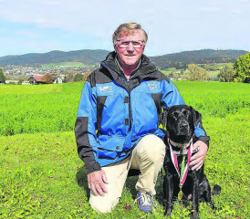 Schweizermeister-Duo: Der Gontenschwiler Peter Bieri und seine Labradorhündin, die mit vollständigem Namen Waterfans’s Nice Fellow Siena heisst. (Bild: zVg.)