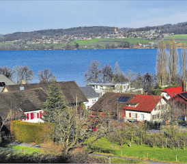 Wie die Faust aufs Auge und total unpassend zu den alten Hochstudhäusern: Flachdachneubauten mit «Helikopter-Landeplätzen» inmitten der organisch gewachsenen Dorfquartiere in Beinwil am See. (Bilder: msu.)