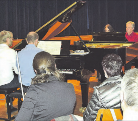 Acht Hände, 40 Finger, zwei Flügel: Thomas Peyer, René Erne, Rebekka Pasquier und Patrick Lerf (v.l.) sorgten für originelle Einlagen. (Bilder: st.)