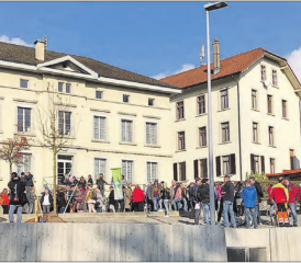 Eine Klimaoase auch für Meisterschwanden: Vor dem alten Gemeindehaus wurde am vergangenen Samstag ein «Klimabaum» gepflanzt. (Bilder: msu.)