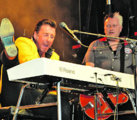 Mit allen Sinnen dabei: Wenn bei Nico Brina zehn Finger nicht genügen, nimmt er gerne mal die Füsse zu Hilfe. (Bilder: st.)