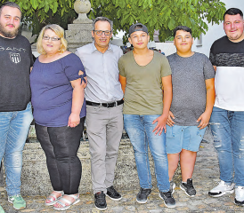 Eine serbische Familie und ein Kosovare erhielten das Gemeindebürgerrecht von Schöftland: Rrustemaj Endrid, Ganimete, Hevdzet, Besian, Gentian und Dardan Ramadani v. l. (Bild: aw.)