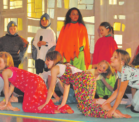 Die bunte Kinderschar machte fröhlich mit: Für die Einstudierung des Musicals stand gerade mal eine Woche zur Verfügung. (Bild: jo.)
