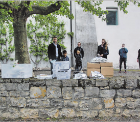 Simone Jacober (Mitte) und ihre Helfer: «Es wäre wünschenswert, wenn es uns andere Gruppen gleichtun und so ein Zeichen der Solidarität setzen könnten.» (Bild: zVg.)