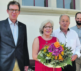 In Schöftland keine Unbekannten: Gemeindeammann Rolf Buchser (li.) hiess zusammen mit Gemeindeschreiber Michael Urben die Neuzuzüger Anita Del Priore und Hans Koch mit einem Blumenstrauss willkommen. (Bild: st.)