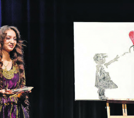 Shahnaz Abdou zauberte live vor Publikum ein Kunstwerk auf die Leinwand.