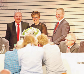 Im Fokus der Fotografen: Die aus dem Verwaltungsrat verabschiedete Manuela Hochuli, flankiert von Bankleitung Andreas Bieri (l.) und Verwaltungsratspräsident Hans Ulrich Ziswiler. (Bilder: Remo Conoci)