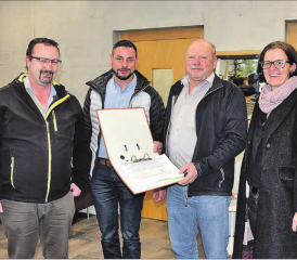 1610 Unterschriften gegen Windkraftanlagen auf dem Stierenberg: Die Mullwiler Anwohner (v.l) Pirmin Kammermann und Samuel Hodel überreichen ihre Petition dem Rickenbacher Gemeindepräsidenten Roland Häfeli und Gemeinderätin (Finanzen) Nicole Müller-Amrein. (Bild: mars.)