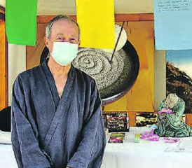 Peter Müller: leitet die ZEN-Gruppenmeditation in der Aula Oberkulm. (Bild: mars.)