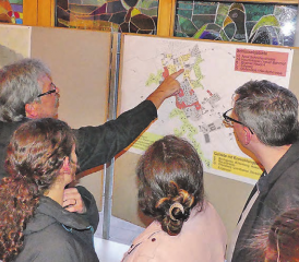 Grosses Interesse an der Räumlichen Entwicklung: Die farbigen Pläne und mündlichen Erläuterungen zur Strategie waren aufschlussreich. (Bild: moha.)