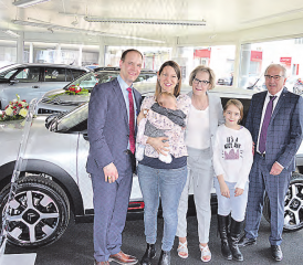 Drei Generationen als Gastgeber: (v.li) Roman und Céline Faes mit Melina, Margrit und Hansruedi Faes mit Enkelkind Seraina. Nicht auf dem Foto sind Nadine und Tobias Gloor. (Bild: Te.)