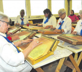 Musik der leisen Töne: Eine Zithergruppe, einheitlich gekleidet, präsentiert ihr umfangreiches Repertoire. (Bilder: Frieda Steffen)