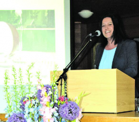 Durch die Blume: Marliese Loosli bedankte sich bei Ruth Hunziker für den wunderbaren Blumenschmuck. (Bild: st.)