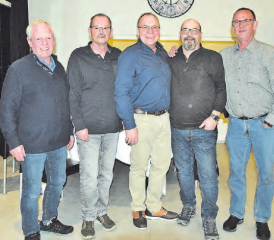 Sie bleiben weiterhin am Ball (v.l.): Ruedi Baumann, einer der Revisoren, Kurt Heinz, Roland Neeser (Präsident), Theo Bigler, Claudio Curtoni. Es fehlt Beatrice Faes. (Bild: Frieda Steffen)