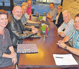 Auch das muss sein: Unkonventioneller ging es beim Plausch nach der Hauptversammlung zwischen den Gemeinderäten und Gästen zu, links Vorstandsmitglied Karin Faes vom Regionalverband aargauSüd. (Bilder: aw.)